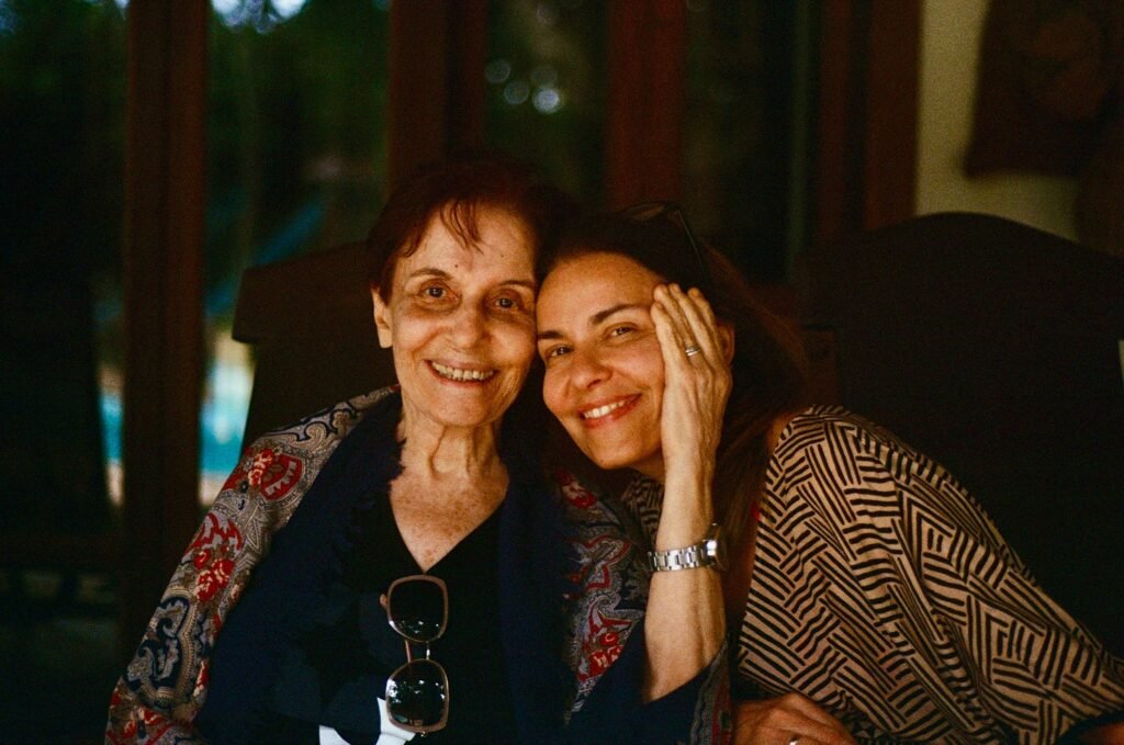 Menopausia con herramientas y conocimiento – Imagen destacada: una mujer mayor abrazando con calidez a su hija de mediana edad, en un gesto de apoyo y comprensión que simboliza el acompañamiento entre generaciones.