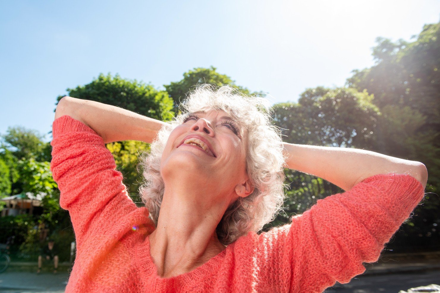 Reiki y Bienestar en la menopausia - Mujer mayor despreocupada de cerca con las manos