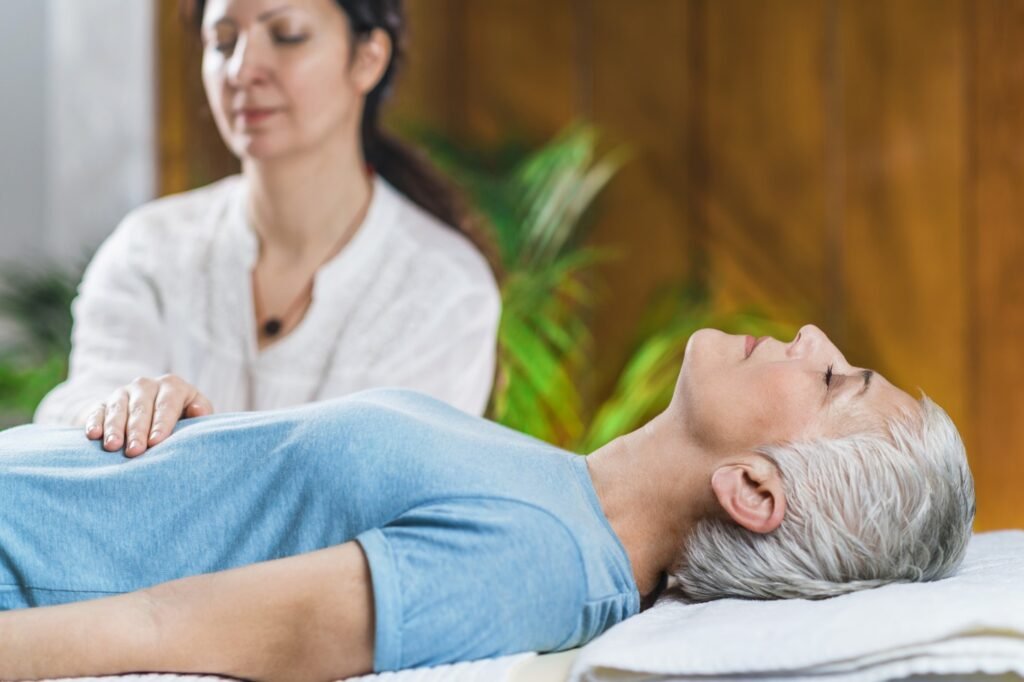 Reiki y bienestar en la menopausia. Practicante de Ayurveda que sana los puntos marma del estómago para la indigestión y el metabolismo. Acupresión para bajar de peso.