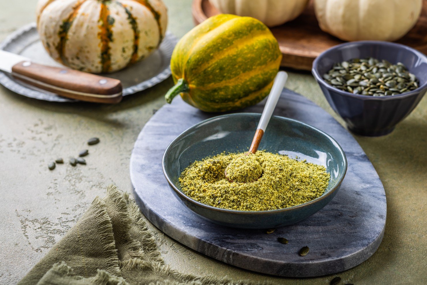 Alimentación con Semillas de Calabaza - Harina de semillas de calabaza en un tazón con semillas - Almas Divinas