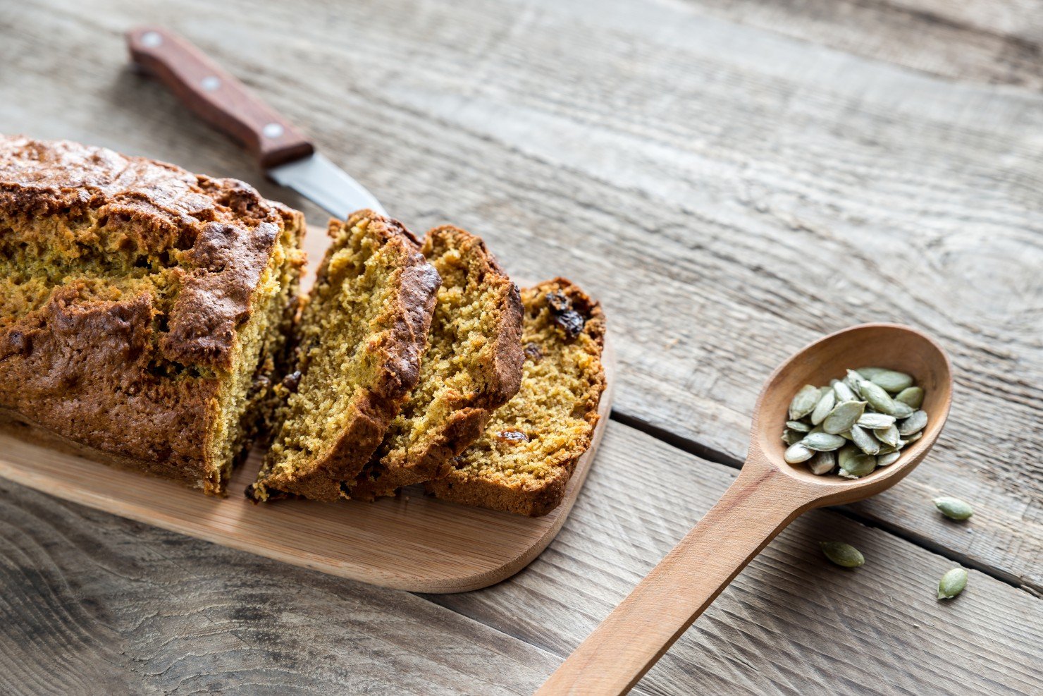 Alimentación con Semillas de Calabaza - Pan de calabaza sobre la tabla de madera