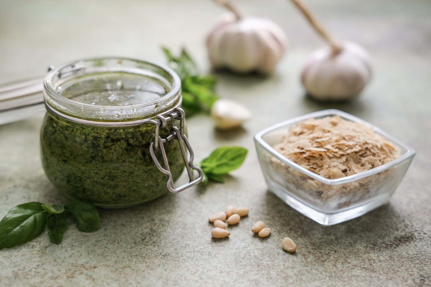 Salsa pesto casera e ingredientes: albahaca, piñones, levadura desactivada, ajo. Salsa pesto sin lactosa