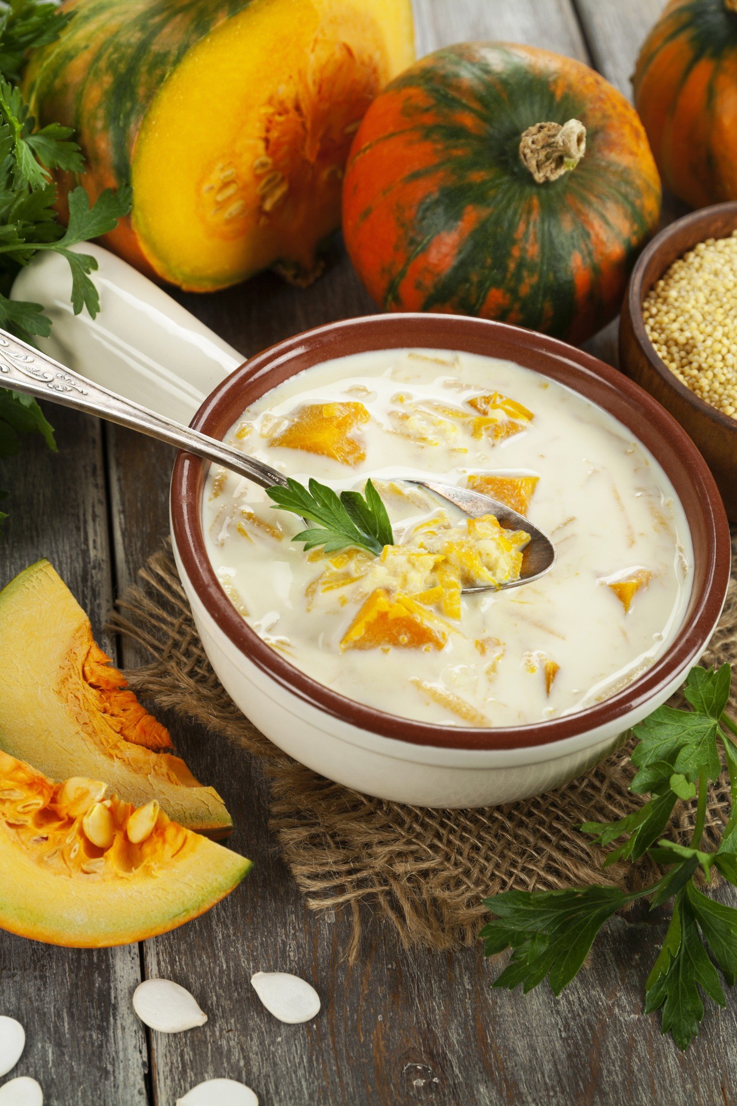 Tasa de de yogurt con semillas de calabaza para el desayuno - Almas Divinas