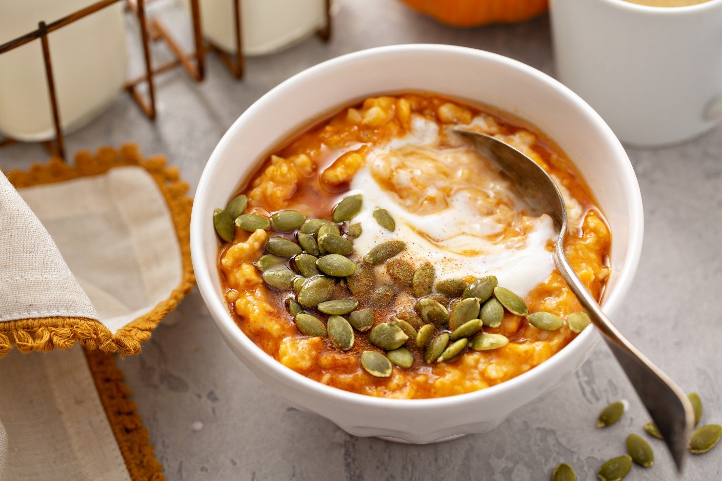 Alimentación con Semillas de Calabaza - Tasa de de yogurt con semillas de calabaza para el desayuno - Almas Divinas