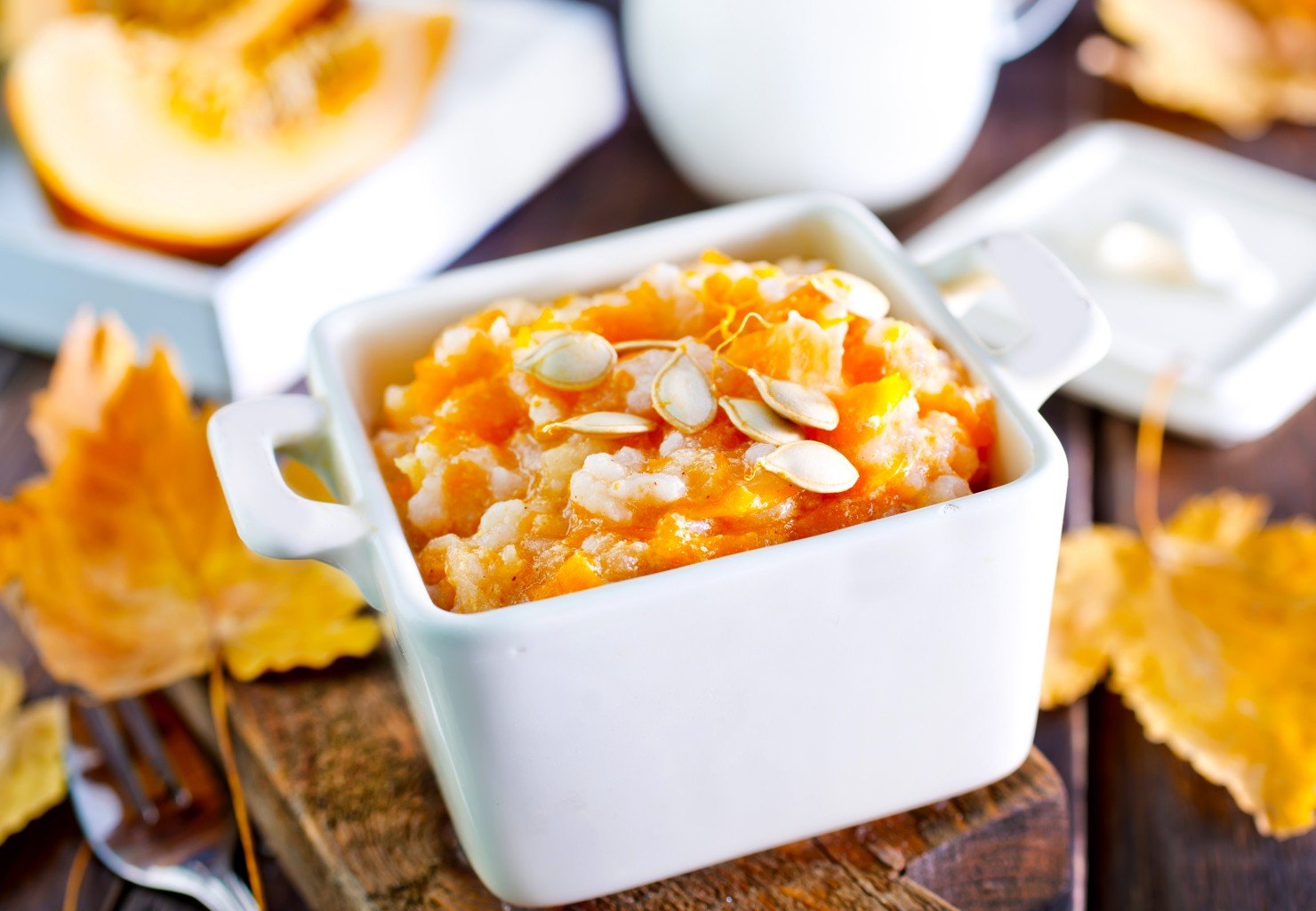 Alimentación con Semillas de Calabaza - Gachas de calabaza en un tazón y sobre una mesa