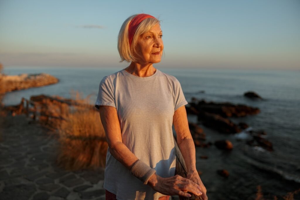 la menopausia como transformación. mujer madura camina al aire libre al amanecer
