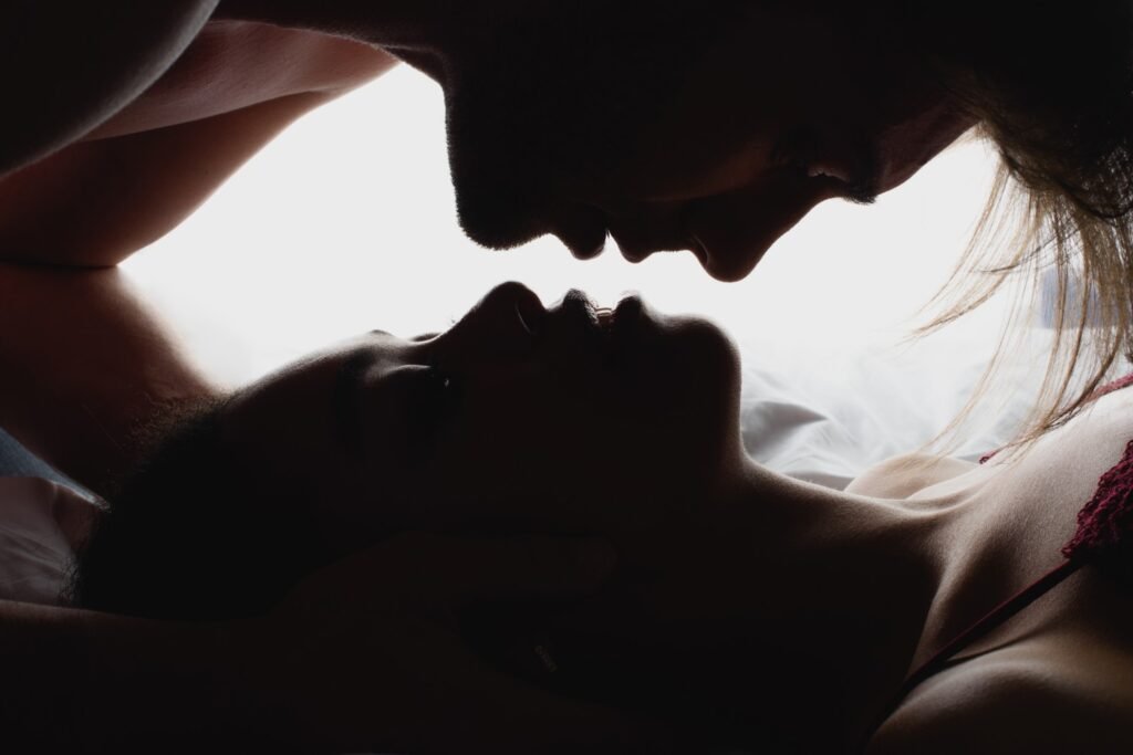 Placer femenino. siluetas de una pareja interracial enamorada mirándose el uno al otro.