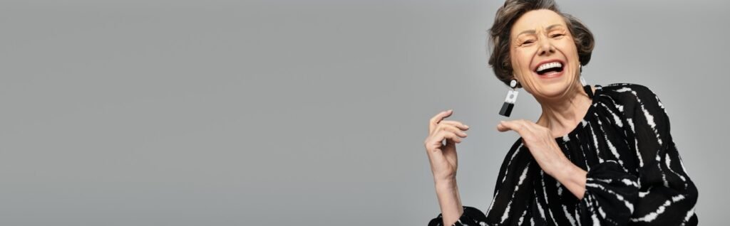 Reinvención en menopausia de una mujer de sesenta y tantos años feliz