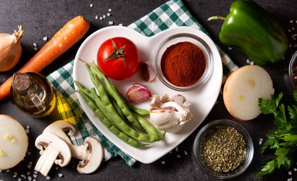 Alimentación en menopausia con un plato de verduras y estilo mediterraneo.