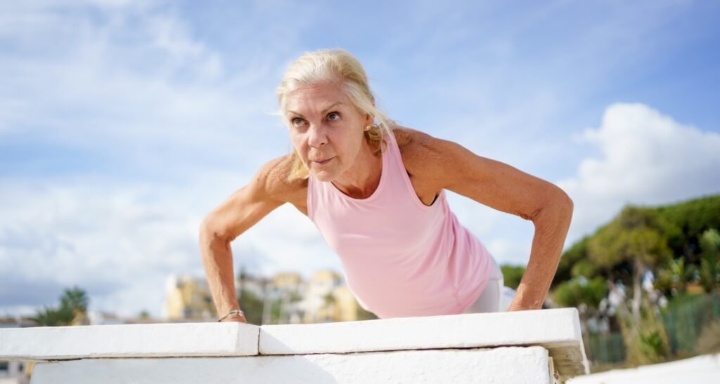 Mujer madura desarrollando masa muscular mediante flexiones.